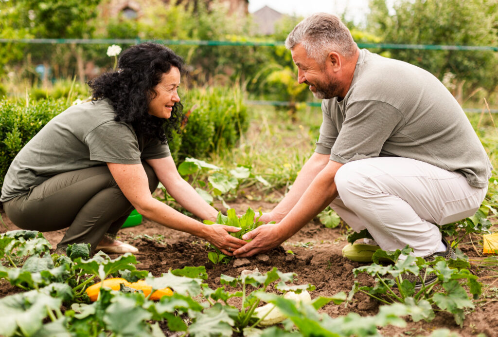 Couple qui jardinent ensemble