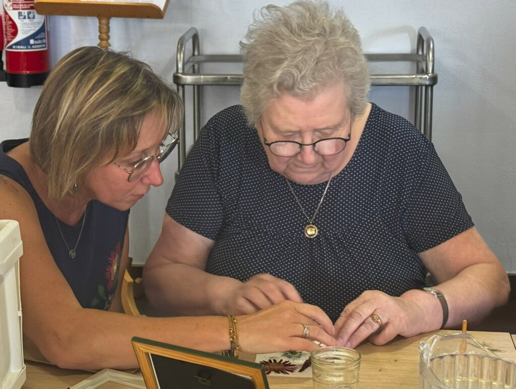 Atelier de création avec des feuilles