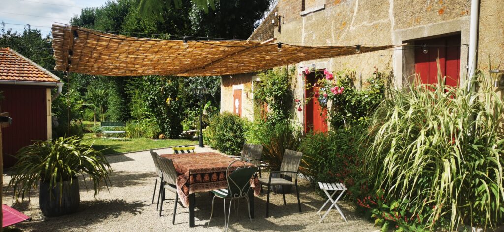 Table et chaise en extérieur