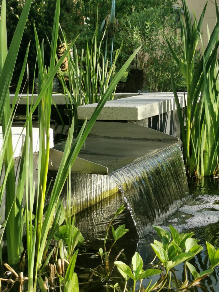 Eau qui coule du bassin